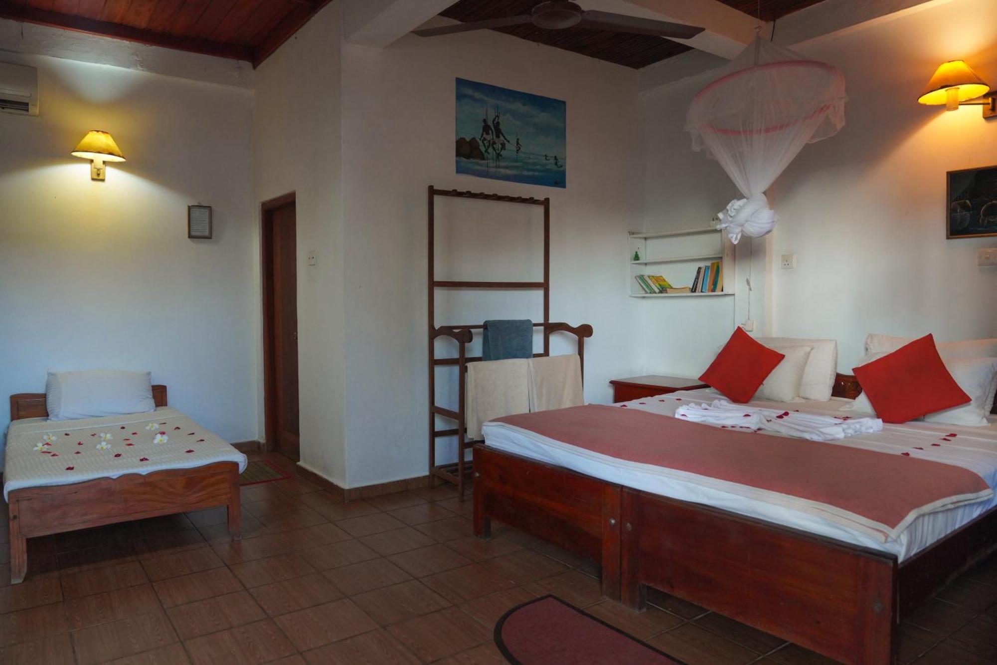 Shanthi Beach Resort Unawatuna Exterior photo