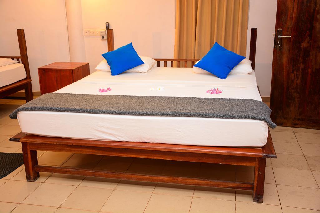Shanthi Beach Resort Unawatuna Exterior photo